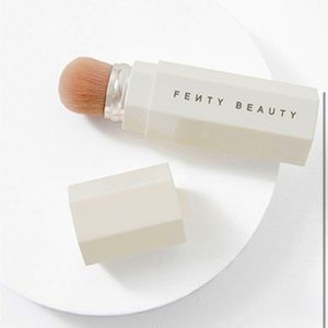 Fenty Beauty Portable
Contour & Concealer Brush 150